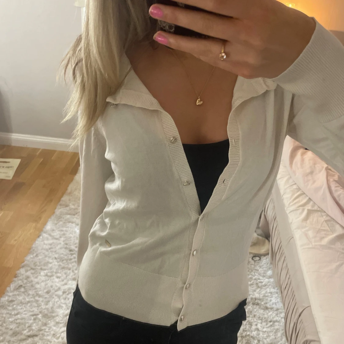 Vit kofta med knappar