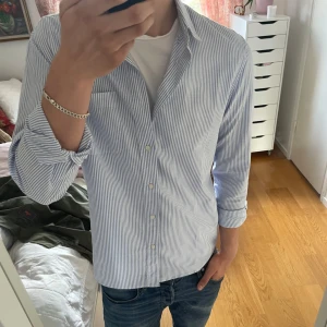 Ny oanvänd blåvit randig skjorta från Mango Man - En klassisk blåvit randig skjorta, perfekt för sommaren!