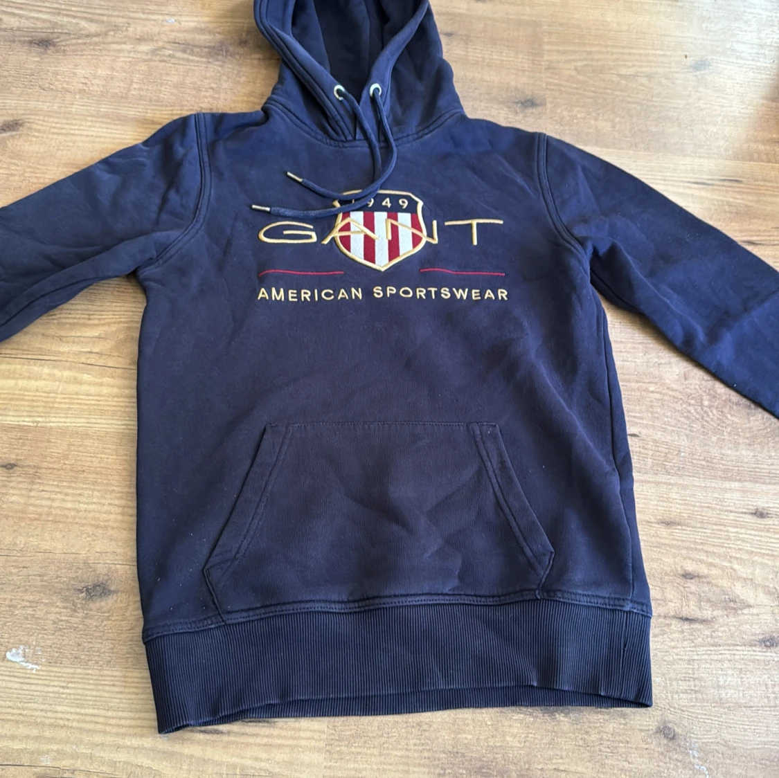 Mörkblå hoodie från Gant