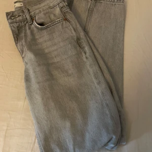Ljusgråa raka jeans från Levi's - Säljer ett par ljusgråa jeans från Levi's med klassisk femficksdesign och raka ben. Jeansen har normal passform och är tillverkade i denim. Perfekta för en avslappnad stil.