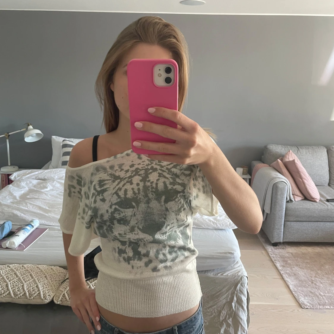 Vit stickad topp med leopardmönster