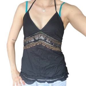 Halternecktopp med gulddetaljer - Fint skick!🌸