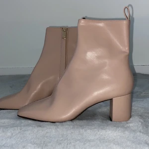 Oanvända beiga klackar – Strl 38 – Eleganta - Säljer dessa stilrena och eleganta beiga klackskor i storlek 38 från H&M. De är aldrig använda, endast testade hemma – sen har de bara stått.  ✅ Storlek: 38 ✅ Färg: Beige (neutral & lättmatchad) ✅ Klack: Liten, stabil och bekväm – perfekt för längre användning ✅ Skick: Nyskick – aldrig använda ute  Perfekta skor för sommarens tillställningar, middagar eller när du vill vara uppklädd men ändå bekväm! 👠  💌 Skicka DM vid intresse eller om du vill se fler bilder!