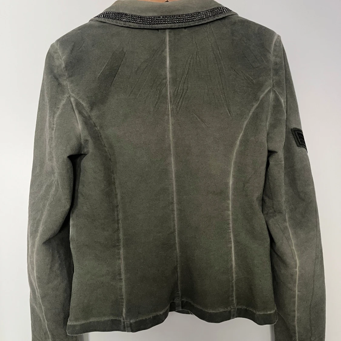 Olivgrön kavaj med nitar från Two Wings - 4