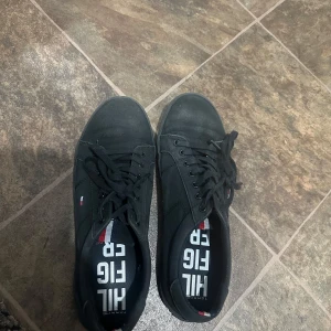 Svarta sneakers från Tommy Hilfiger - Nästan ny Tommy Hilfiger skor i storlek 39 kan rengöras 