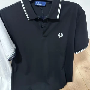 Fredperry polos - Helt nya, svart och vit  600kr styck eller 1000 för båda