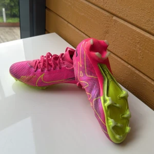 Nike Mercurial fotbollsskor i rosa - Säljer ett par Nike Mercurial fotbollsskor som bara används 5-10 gånger eftersom de var för små.