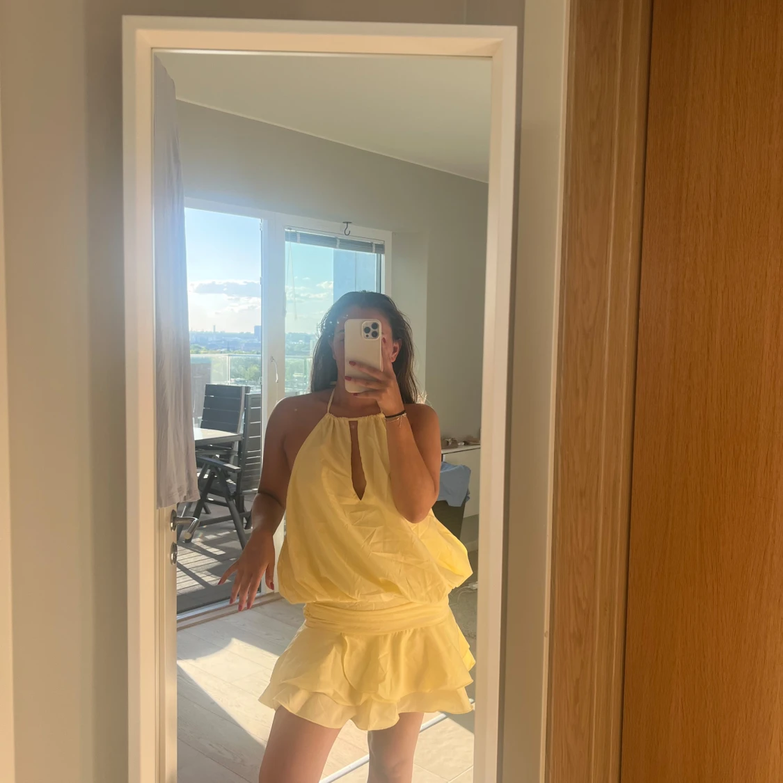 Gul volangklänning med öppen rygg