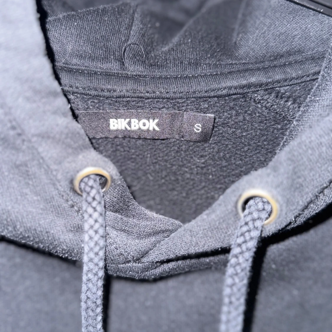 Svart hoodie från BikBok - 2