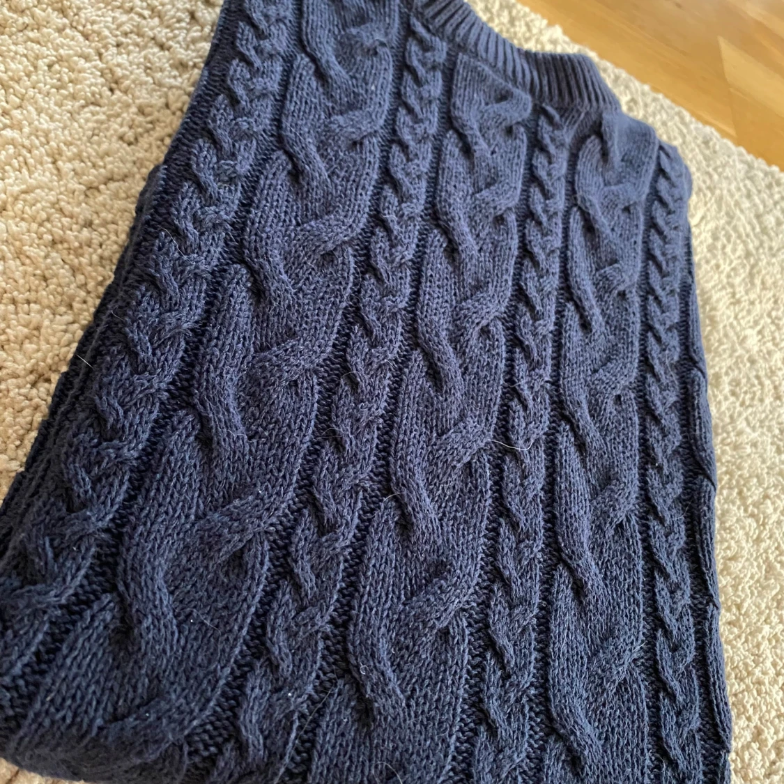 Mörkblå kabelstickad tröja - 1