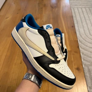 Travis Scott Jordan 1 fragment 44.5 - Travis Scott Jordan 1 fragment storlek 44.5 helt nya med box och alla snören
