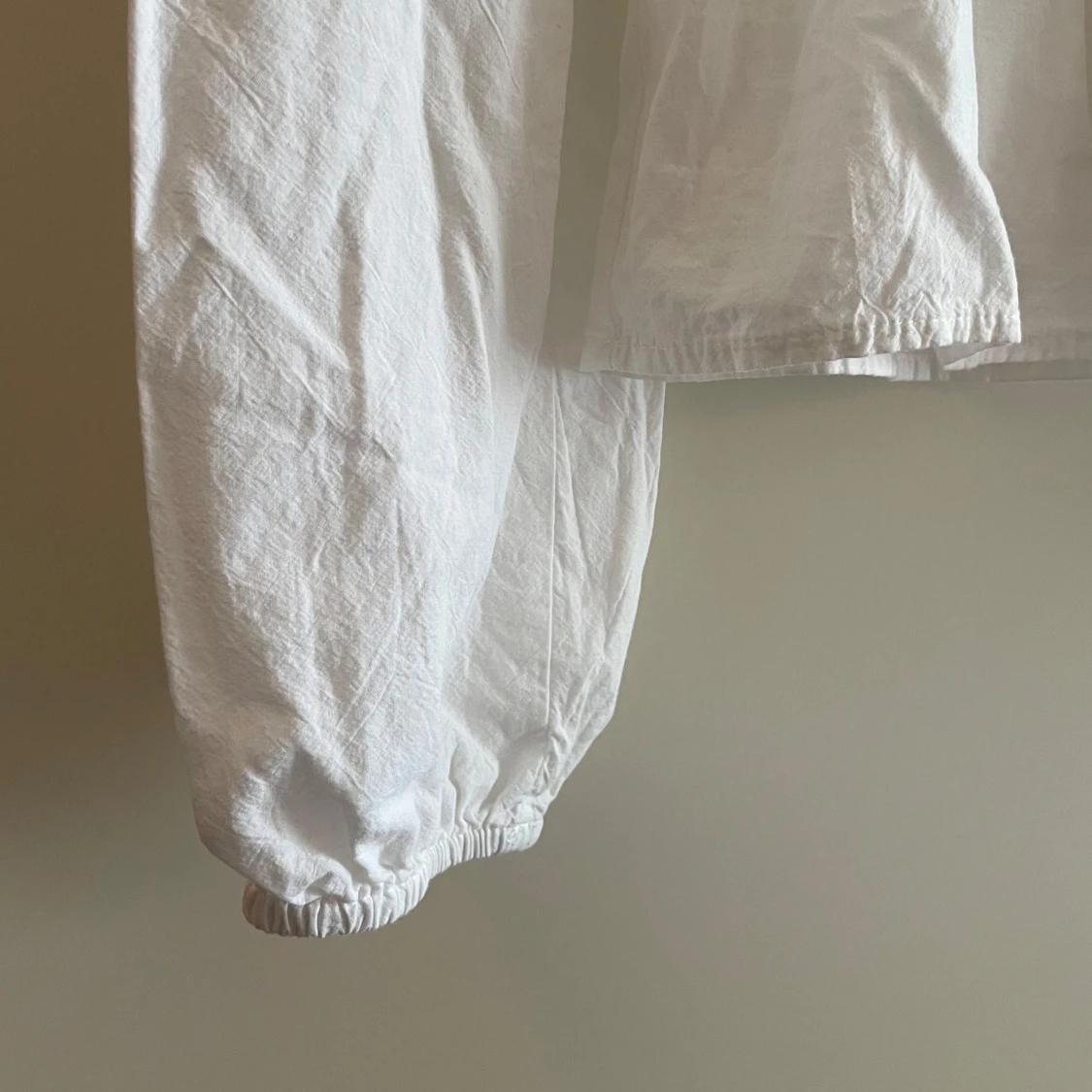 Vit blus med knyt och volang - 2