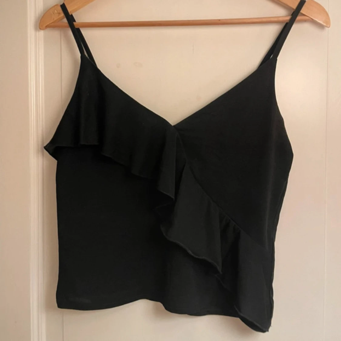 Svart linnetopp med volang - 1