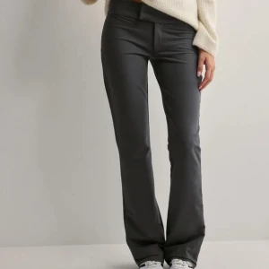 Bootcut byxor Nelly  - Säljer mina soft flare pants från Nelly då de va för stora för mig. Aldrig använda och prislappen kvar. Skriv för fler bilder dessa va inte så jättebra! 250 + frakt