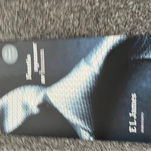 Femtio nyanser av honom - En beroendeframkallande och romantisk berättelse som har fängslat miljontals läsare. Upptäck den första delen i E L James succéserie om Anastasia och Christian, fylld av passion, spänning och förbjudna känslor.