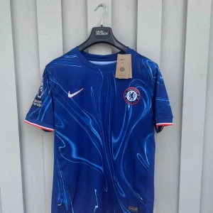 Chelsea FC hemmatröja 2024/25 Palmer 20 - Chelsea FC:s officiella hemmatröja för säsongen 2024/25 med Palmer 20-tryck på ryggen. Tröjan är endast provad. Hör av dig vid frågor!