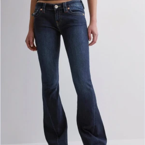 Mörkblå jeans True Religion - Säljer mina true religion jeans i storlek 24. Dom är lite slitna längst ner men inget som syns när dom är på. 