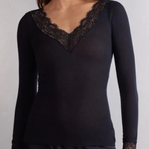 Intimissimi tröja - Svart långärmad intimissimi topp med spets. Aldrig använd endast testad på, vid fler bilder på tröjan skicka pm. Pris kan diskuteras vid snabb affär💕💕
