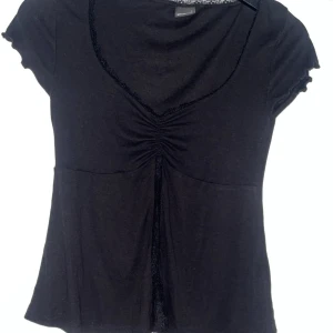 Svart topp med spetsdetalj från Gina Tricot - Svart topp från Gina Tricot som är perfekt nu inför sommaren, knappt använd☺️