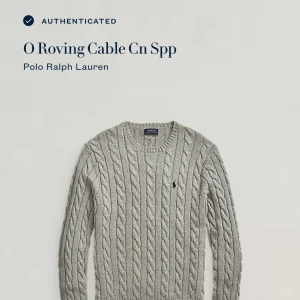 Ralph Lauren Cable Knit tröja NYSKICK - NYSKICK, inga defekter eller liknande. Nypris ca 3000kr. Storlek M passar M. Skriv för mer information🤝