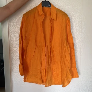 Orange linneskjorta från Zara - Säljer min oanvända skjorta från Zara, den är oversized💕💕