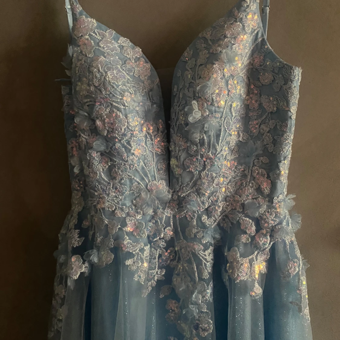 Ljusblå långklänning med blommig spets och volang - 4