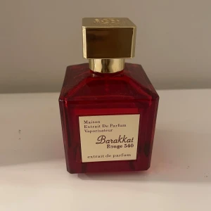 Maison Francis kurkdjian Baccarat rouge 540 - En lyxig parfym (70ml) i en fyrkantig, djup röd glasflaska med en elegant guldig fyrkantig kork.  Doften är en extrait de parfum och flaskan utstrålar exklusivitet och modern stil. Detta är dock inte den originella men den luktar EXAKT som den och håller i flera dagar på kläder samt kroppen. Har använts ca 4ggr. Pris går att diskutera. Nypris £110= 1420kr