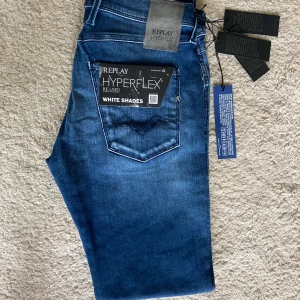 Helt nya replay anabass hyperflex  - Tja säljer dessa HELT nya replay anabass hyperflex jeans! Dom har bara varit testade för bilden och så skicket är såklart 10/10. Nypris kostar 2000kr‼️priset kan diskuteras vid snabb affär 🏬                     Frakt inom 24h om det är instabox! Vill ni ha bilder med dom på så är det bara att höra av er👍.           Dom är stretchiga  så storleken passar många!