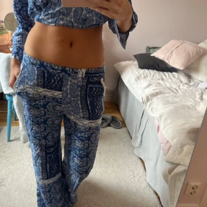 Så snyggt blått set - Blå mönstrat set, byxorna långa i benen. Köp setet tillsammans för 300kr!