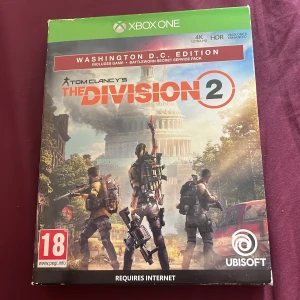 Tom Clancy's The Division 2: Washington D.C. Edition - Upplev ett actionfyllt äventyr i ett postapokalyptiskt Washington D.C. med The Division 2. Denna specialutgåva för Xbox One innehåller spelet, exklusiva tillägg och en detaljerad stadskarta. Perfekt för dig som gillar spänning och strategi!