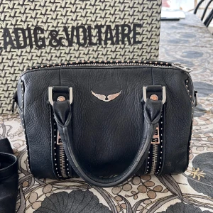 Zadig Voltaire väska  - Säljer min Zadig Voltaire väska i storlek M. Den är köpt för 5000 och är i fint skick. Har även kvitto