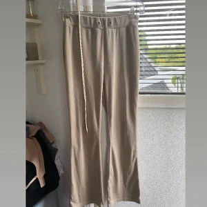 Velour byxor  - Säljer ett par velour byxor från Gina tricot i strl XS, passar även S, dem är använda max 1 till 2 gånger, tvättade dem och snöret åkte ut men går att sätta in igen! Säljer dem för 100kr + frakt! 