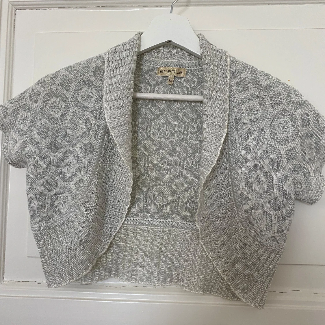 Kortärmad ljusgrå stickad bolerotopp från Arcade