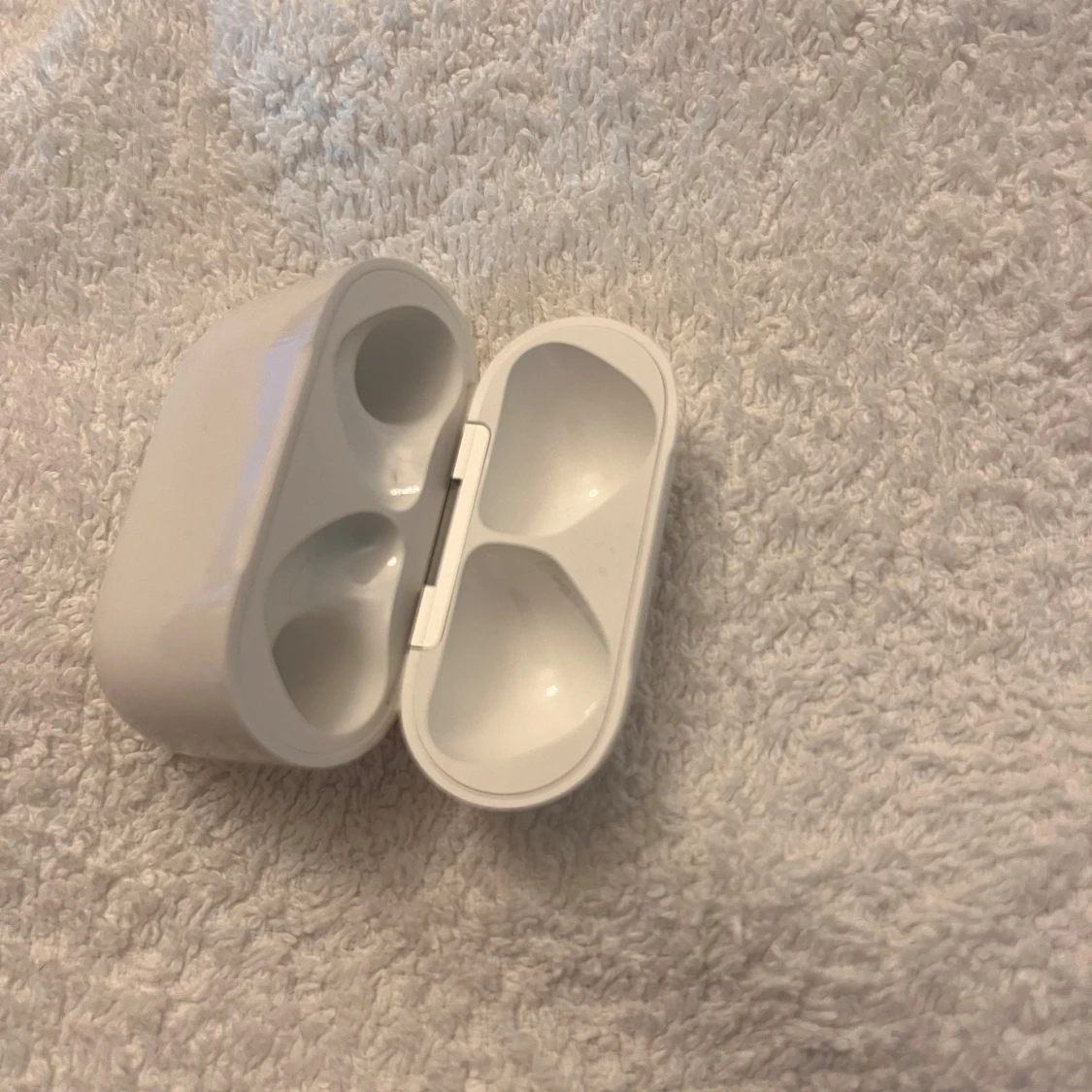 Vit laddningsetui till trådlösa hörlurar - 1