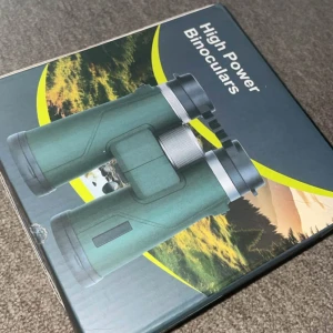 Gröna kikare High Power - Snygga gröna kikare med svart och silverdetaljer. De har 10x förstoring, 42mm lins och är vattentäta enligt IPX7. Perfekta för att spana på naturen eller ta med på äventyr. Twist up-ögonkåpor och bred synvinkel gör dem smidiga att använda.