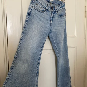 Ljusblå bootcut jeans från Gina tricot  - Garderobsrensning pågår! 👗 Shoppa loss bland en massa fina plagg. Kika in på min sida, så kanske du hittar något mer du gillar!  Har du frågor om ett plagg? Tveka inte att höra av dig!  (OBS: Kan tyvärr inte ta bilder med plaggen på.)