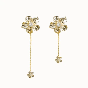 Ioaku la fleur örhängen - Super fina guld örhängen från Ioaku ”hanging la fleur multi örhängen” super bra skick då det endast är testade. Orginal pris är 600kr men säljer för 499kr då det endast är testade.