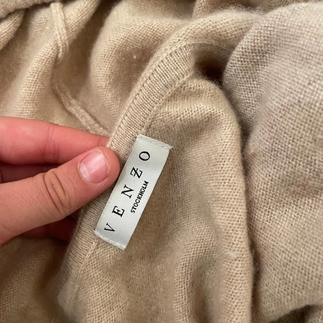Beige kashmirhoodie från Venzo