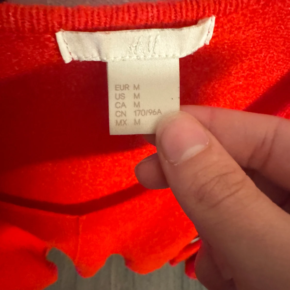 Röd v-ringad stickad tröja från H&M