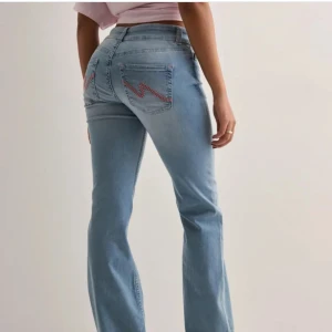Nelly jeans - Jättesnygga o trendiga jeans från nelly. Bara använda 1 gång! Säljer pga att jag inte trivdes i low waist, o har inte kvar kvittot men dom va snygga och satt bra. Fina detaljer.  💞Ser ut som fläckar på bilderna men spegeln va bara lite smutsig❣️Stlrl 40, passar både mindre och större då de är stretchiga men också sitter bra. Köpta för 699kr💘