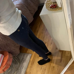 Mörkblå ridleggings från Maya Delorez - Säljer ett par mörkblå ridleggings från Maya Delorez i storlek XXS. Har skada på knäet, men kan lätt sys