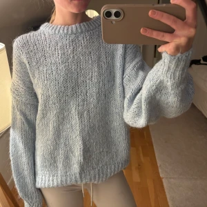 Ljusblå stickad tröja -  ljusblå stickad tröja med rund halsringning och långa ärmar. 