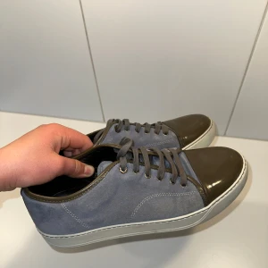Lanvin skor - Lanvins i grå/ljusblå med grön grå toebox! Som nya, med en liten tvätt! Inga defekter alls och all glans är 10/10 utan repor! Uk 10/44 passar lite olika beroende på person till person, lanvins är stora! Inget og. Tveka inte att skriva om du undrar något!🙌