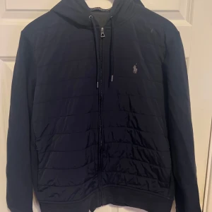 Ralph lauren cardigan - Säljer min Ralph Lauren cardigan då jag inte använder den någonting längre, finns några små skråmor på den men annars är den så gott som ny, köpte den för 3000 på deras hemsida. (Skriv privat om du är intresserad)