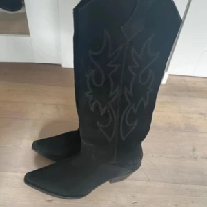 Svarta cowboy boots i mocka - Säljer ett par svarta cowboy boots i mocka från Zara! Får tyvärr inte avänding av dessa. Perfekt till vardag och när man vill va lite festligare💕