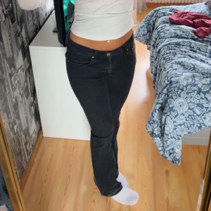 Lågmidjade bootcut jeans  - Bootcut jeans, slitage finns men syns inte när man har på byxorna 