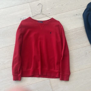 Röd Ralph Lauren hoodie - En röd Ralph Lauren hoodie i bra skick 