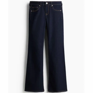 Mörkblå low waist bootcut jeans - Snygga mörkblå jeans som är slutsålda! I fint skick men lite lite slitna längst ner vid fötterna. Kom privat vid funderingar och för fler bilder!