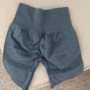 Blå sömlösa träningstights shorts - Snygga grå sömlösa shorts med tight passform. Mjukt och stretchigt material som sitter bekvämt och formar sig efter kroppen. Aldrig använda 