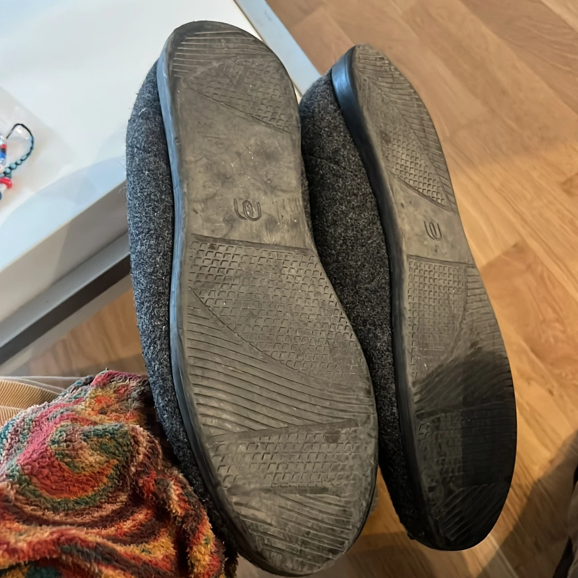 Mörkgråa tofflor i textil - 2